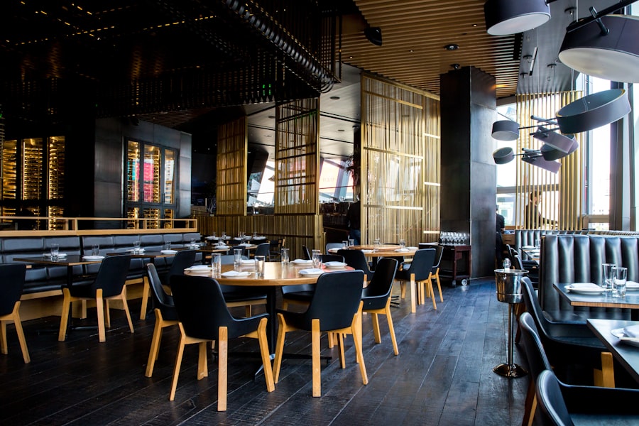 Bistrot moderno con dettagli in legno e atmosfera accogliente